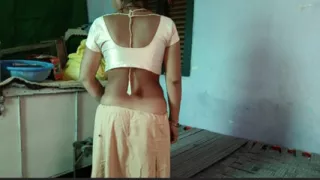 Desi bhabhi kapde utaar apni bhosdi dikha rahi hai devar samne nagi ho gai