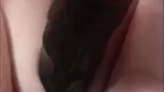 Masturbuje her dildo