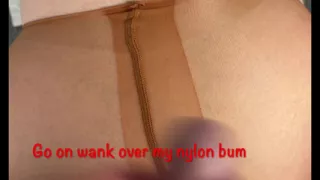 Mrs Mature Feet on the floor being wanked over. 385