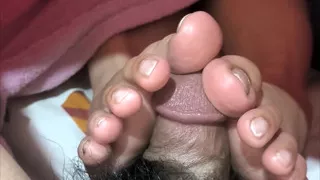 Under The Sheets This Pinay Do Have Talented Toes - 01