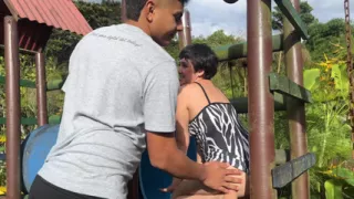 Mis Padrastros Contratan a Un Nuevo Jardinero, Me Encanta Como Se Ve Y Me Pongo Cachonda Hasta Terminar Follandomelo Duro.