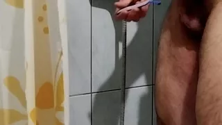 Young Gay trimming his bush