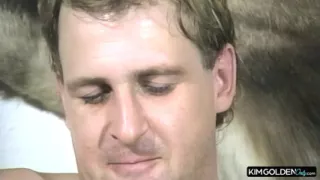 Wilder Couch-Sex mit leidenschaftlicher Schoenheit