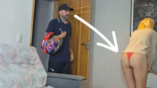 Married Woman Receives Ifood Delivery Man Without Panties!