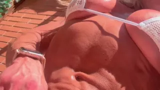 This muscular mommy got it all