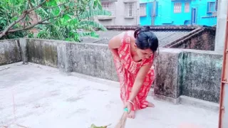 Pati ke bahar jane ke baad Bhabhi ne naya brah lene ke bahane ghar me bula kar kiya sex