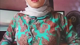 Hijab Shemale Masturbation in the Morning