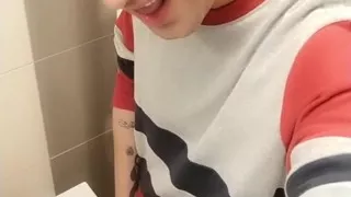 Lazy to Go to the Toilet, so I Piss to the Sink
