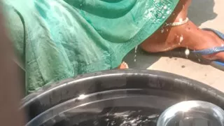 Nahati hui bhabhi ne bde bde chuche dikhai