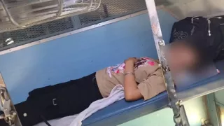 Showing a girl her thick cock in the train and then having sex in the OYO room, random girl fucked in the OYO room Hindi audio, train, xxx, porn, mms, sex