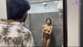 While cleaning, the servant saw his mistress taking a bath in the bathroom. The mistress called the servant to the bathroom and had sex with him.