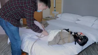 Hui09 - a White-stockinged Jk Girl Is Bound to the Bed with Ropes.