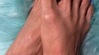 Melove Just Showing her Sexy Little Feet