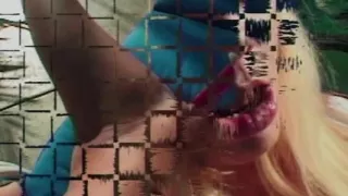 Blonde Sch&ouml;nheit am Pool: Hei&szlig;e Solomasturbation