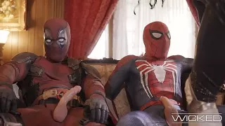 Ebony Ana Foxxx  fickt mit zwei Kerlen im Spiderman-Kostüm