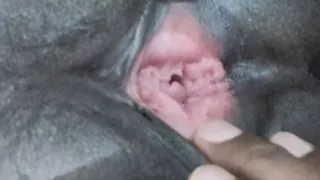 Pados ka aadmi mere ghar aakar mere chut ke sath khel raha hai
