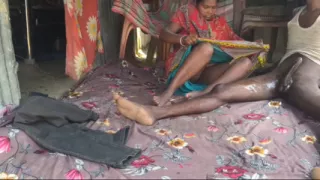 Bimar housewife mein land mein tel lagakar malish ki