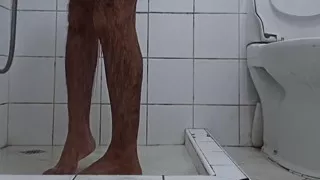 Ghar par akele bathroom me muthi maari bisexual pura maja liya nahate hwe