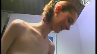 Skiny slut satisfy her pussy with glasses dildo