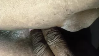 Water fell into the pussy when she put a finger in her pussy.