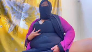 Irani Arab MILF Hot Stepmom Masturbation in Hotel Room and Hotel Guy Saw Her and He Start Handjob