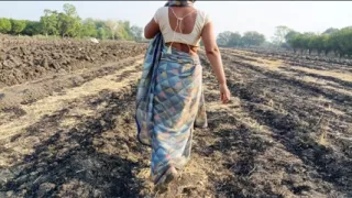 Indian Desi Village Outdoor bhabhi ne apne ghagara utha Kar apni khubsurat pankhudiyon wali bhosdi ke darshan Apne devar ko karvaya khule kh