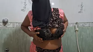 Desi aunty quenched his thirst by inserting a dildo into her pussy