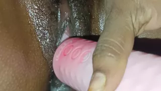 Bhabhi Ne pura vibrator chut me dal diya