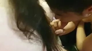 Mira como la mamo y le paso mi pelo por la polla