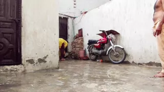 Barsaat ke mausam mein chute lagwane ka Apne maja hai barsat ke mausam mein gand Marne ka apna Maja