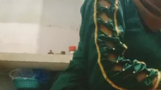Green suit main sexy dikhti hui urvashi rani