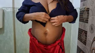 Indian Aunty took a bath to cool off and had fun by inserting eggplant into her pussy,