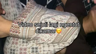 Video of an Indonesian couple fucking in the bedroom