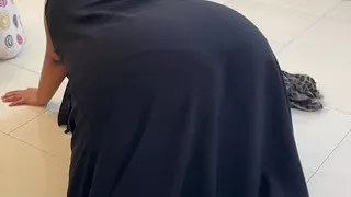 Arabian Big Ass Saudi Hotel Maid Clean My Room When I Was Masturbat on Bed!