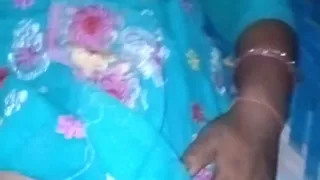 Bhabhi ne apni chut me mall under dalbaya