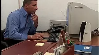 Dreier vor dem Bürohund