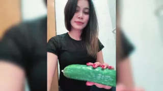 Kheera Ko apni Nangi chut me dalne ki taiyari krti hui Sexy horny indian ladki video