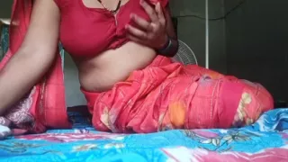 Sister-in-law with big pussy put her finger in her pussy and took out the water from the pussy with a sex vibrator.