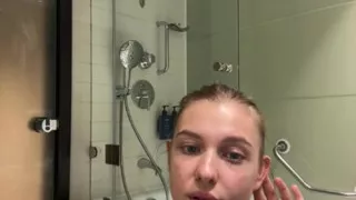 Jucielussie playing in the bathroom