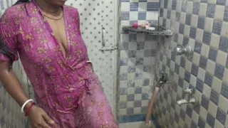 Hot bhabi in bathroom