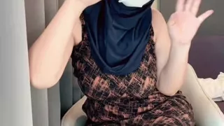 Indonesian woman strokes pussy until peeing