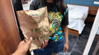 Blinkit Delivery Wale Ko Paise Ki Jagah Apni Chut Di Customer Ne