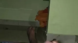 Desi ghaw ka chora land hila raha hai
