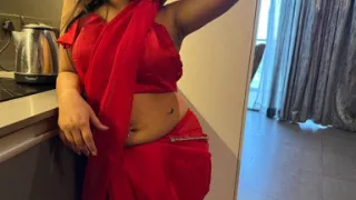 The Servant Pressed the Mistress's Feet and Had Hardcore Sex on the Street