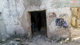 Couple fucks in an abandoned courtyard