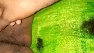 Bhabi ne baiya ke bal saf kiye fir chudai ki