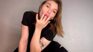 A Girl with a Juicy Ass Cums While at Home Alone