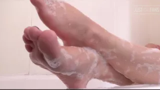 Fonda's Feet Get a Bubble Bath