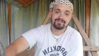 Daeros is talking with his fans
