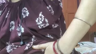 Desi bhabhi bathroom me nahate hue chuth me ungli kar di